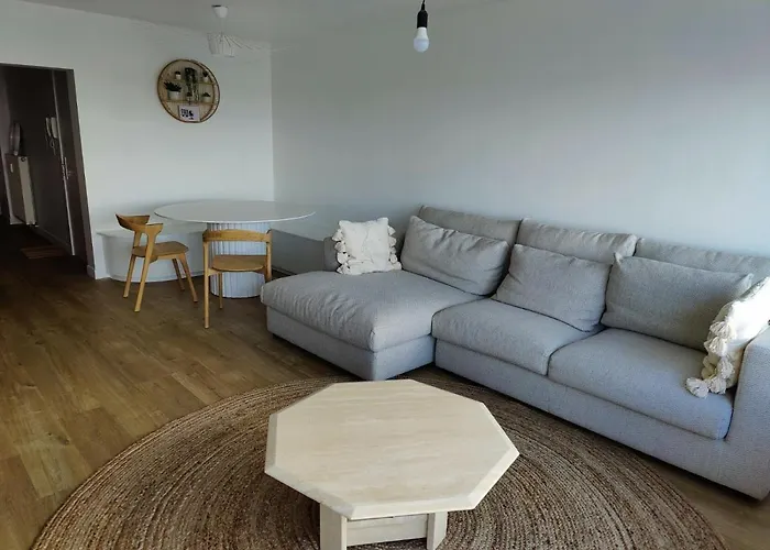 Seaview Heist: 3-Bedroom Flat By The Beach